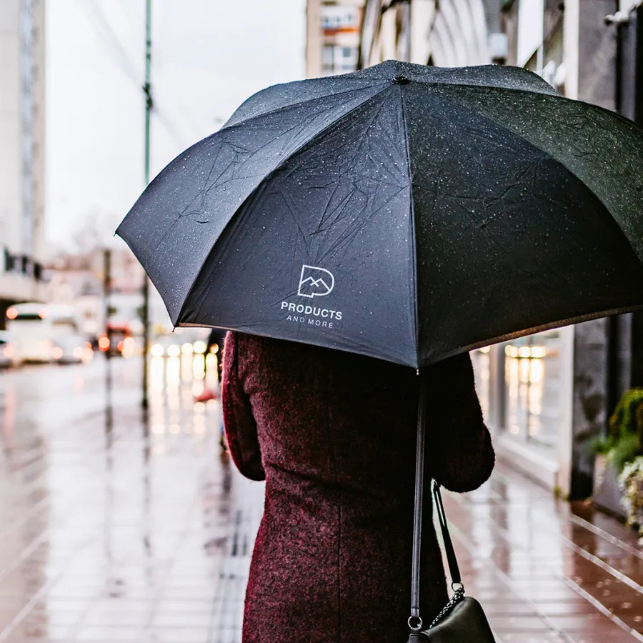 Taschenschirm in Verwendung